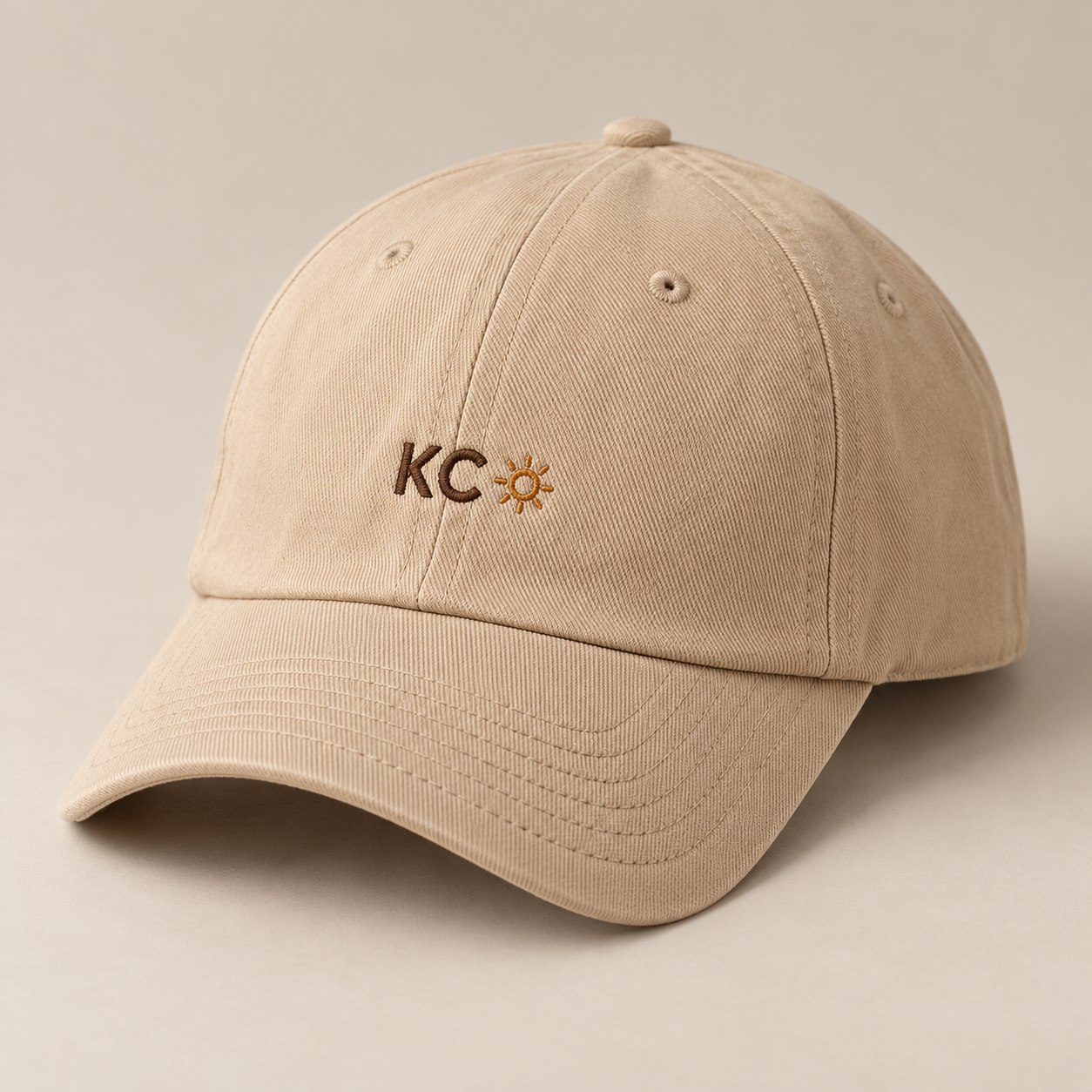 Casquette beige Kech Caps avec broderie KC et soleil